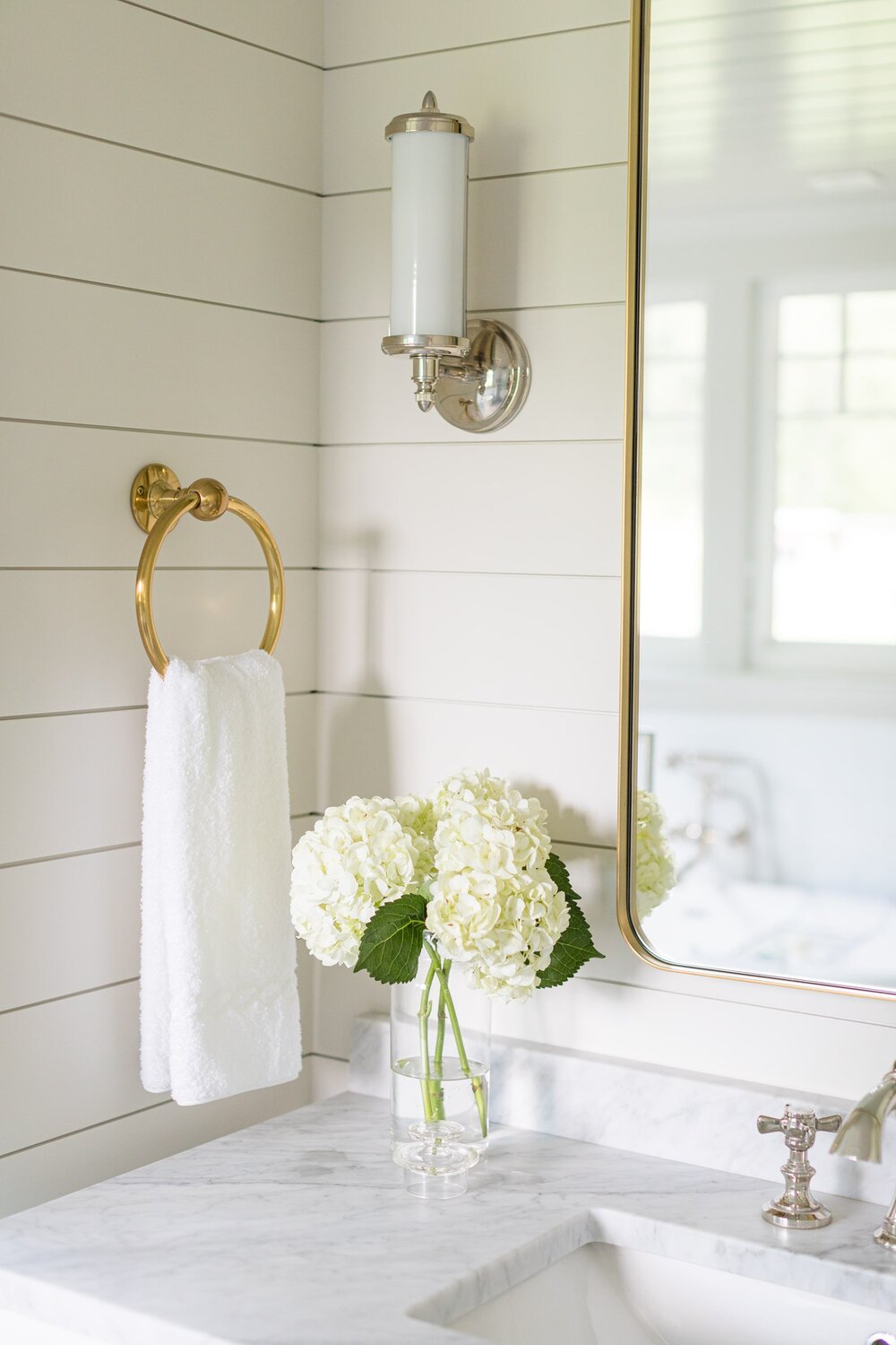 إعادة تشكيل الحمام-shiplap-classic-grey-audrey-interiors-boston-ma-min