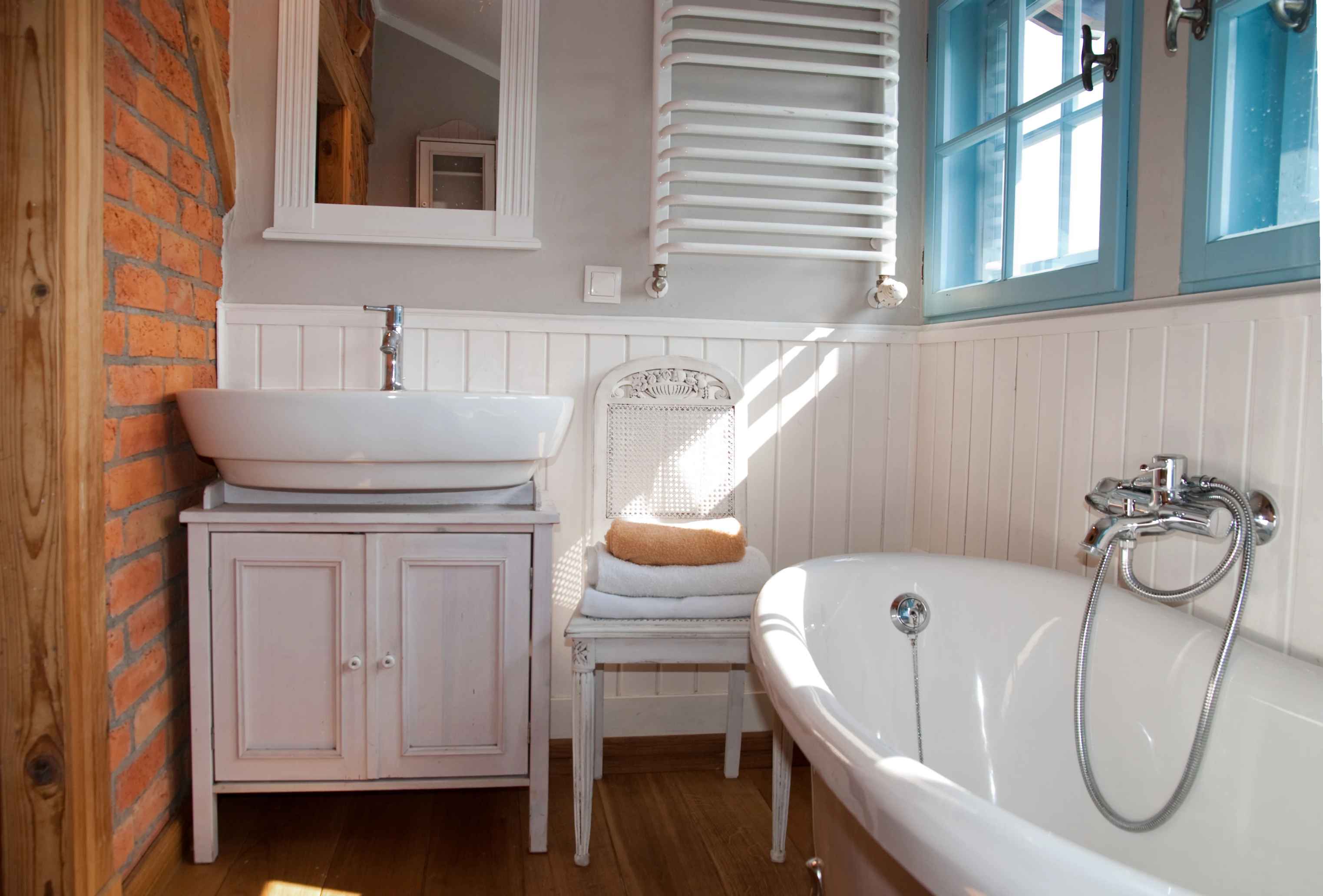 03-Erhalten Sie einen rustikalen Badezimmer-Look mit recycelten Wetterbrettern