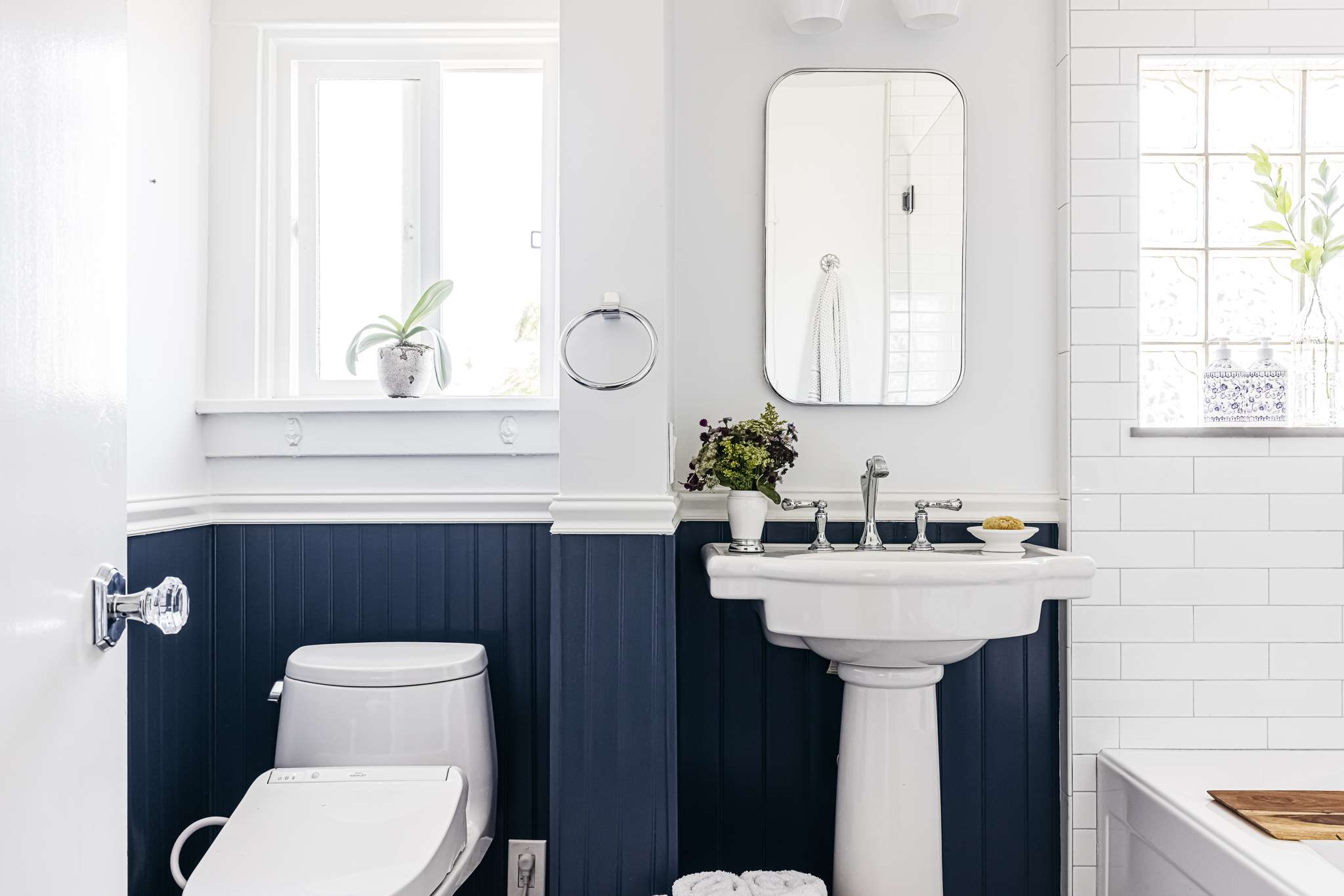 02-bathroom-design-ideas-blue-wall-panel