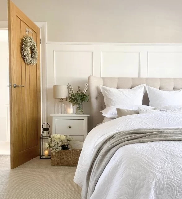 02-white-bedroom-panelling-white-and-beige-colour-ideas-for-panelling-in-the-bedroom