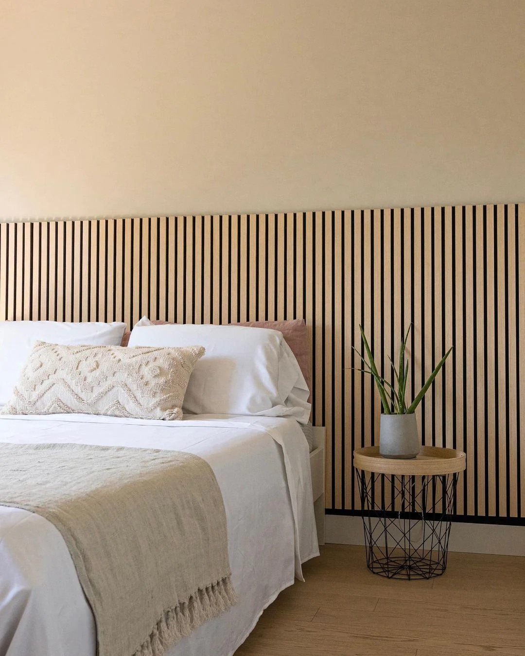 03-Wandpaneele aus Eichenholzlatten hinter dem Bett im japanischen Schlafzimmer