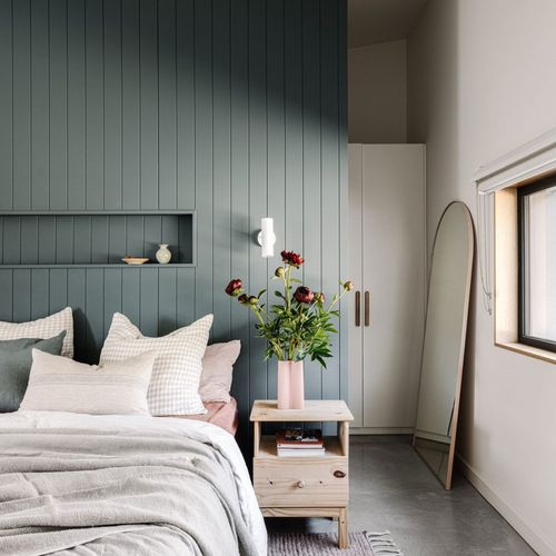 02-green-wall-panel-bedroom-design